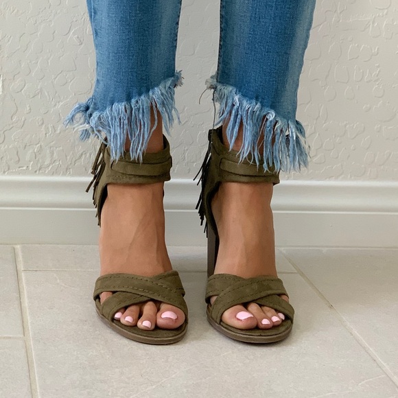 NIB Olive Crisscross Vamp Fringe Block Heel Sandal - Picture 7 of 8